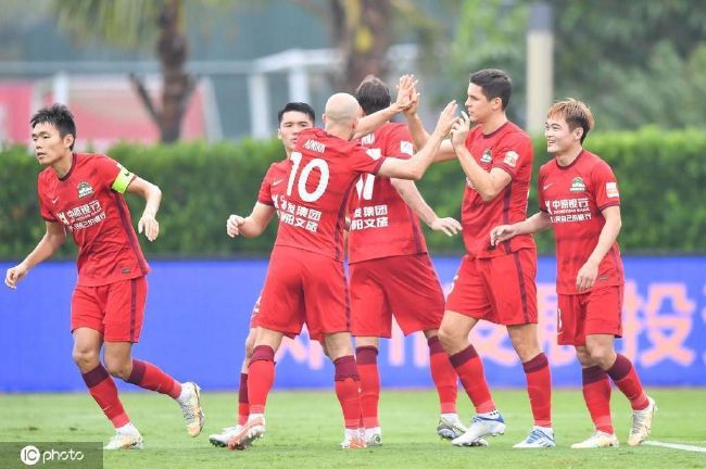 西甲-皇马1-0绝杀阿拉维斯纳乔染红巴斯克斯制胜西甲第18轮，皇马客场挑战阿拉维斯。